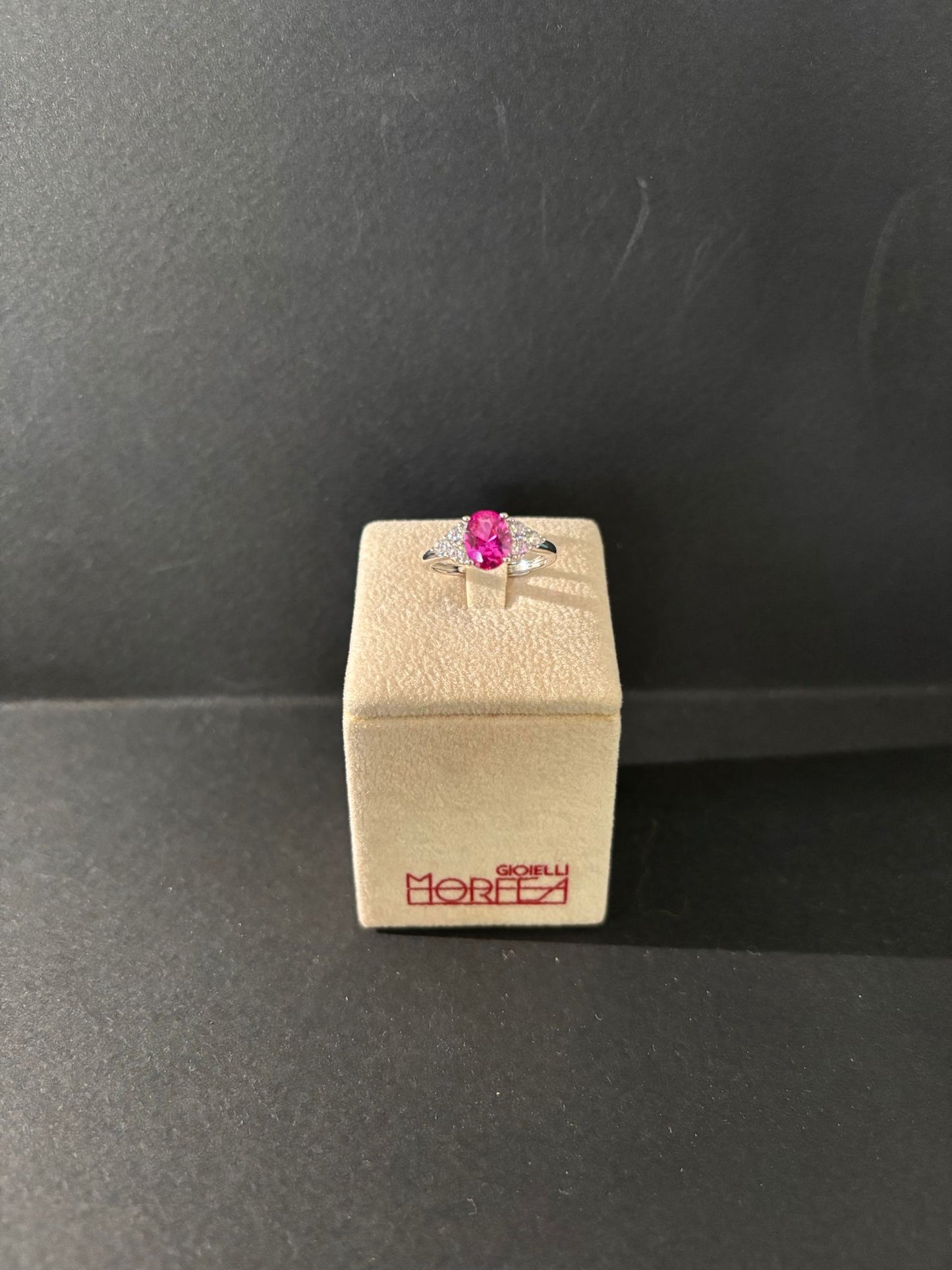 Anello morfea con pietra rosa