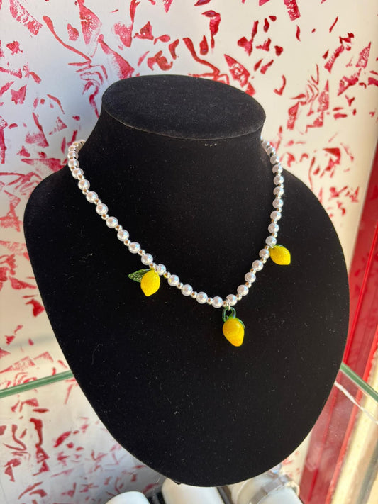 Collana di perle color argento con limoni