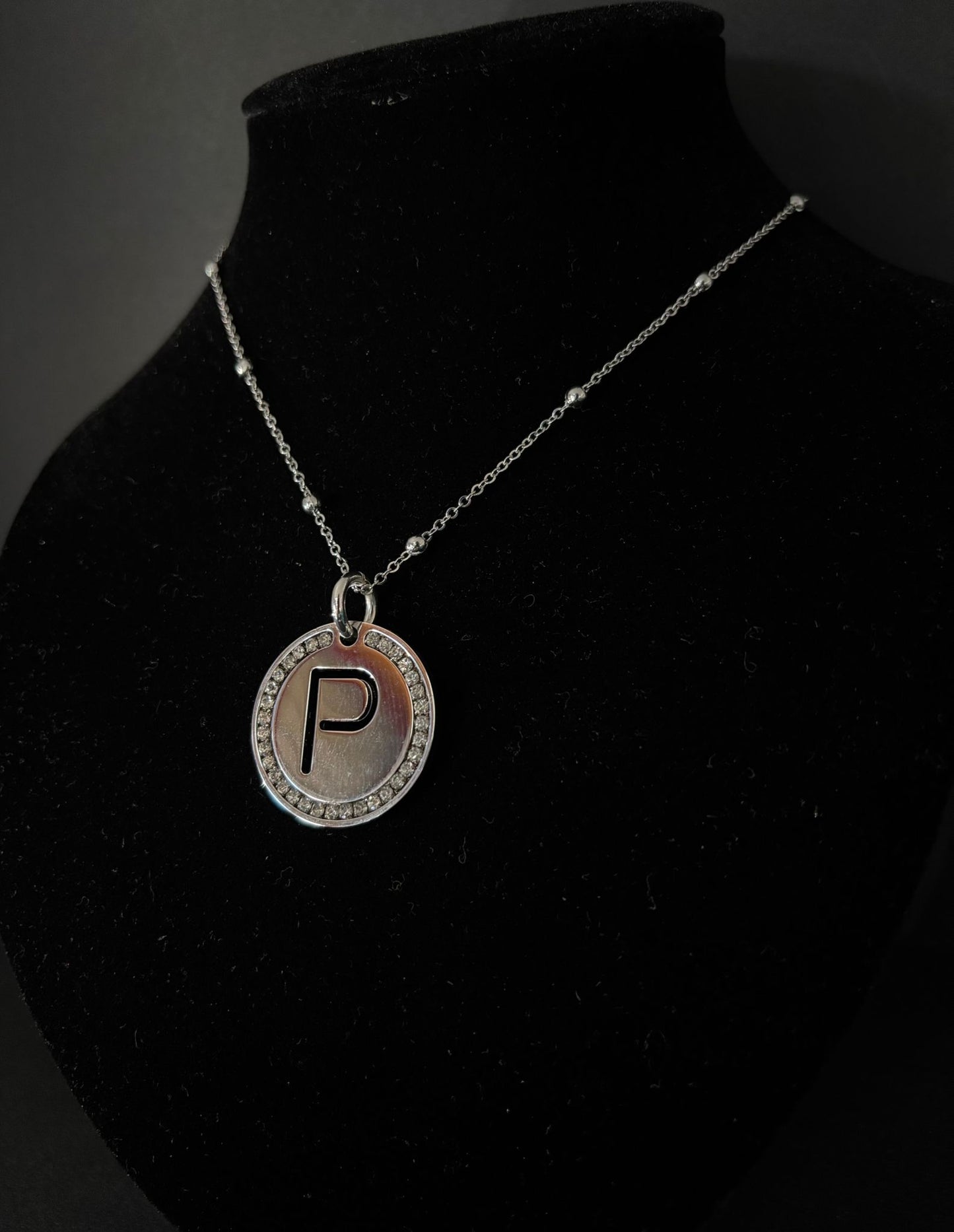 Collana Morfea con ciondolo P e zirconi bianchi