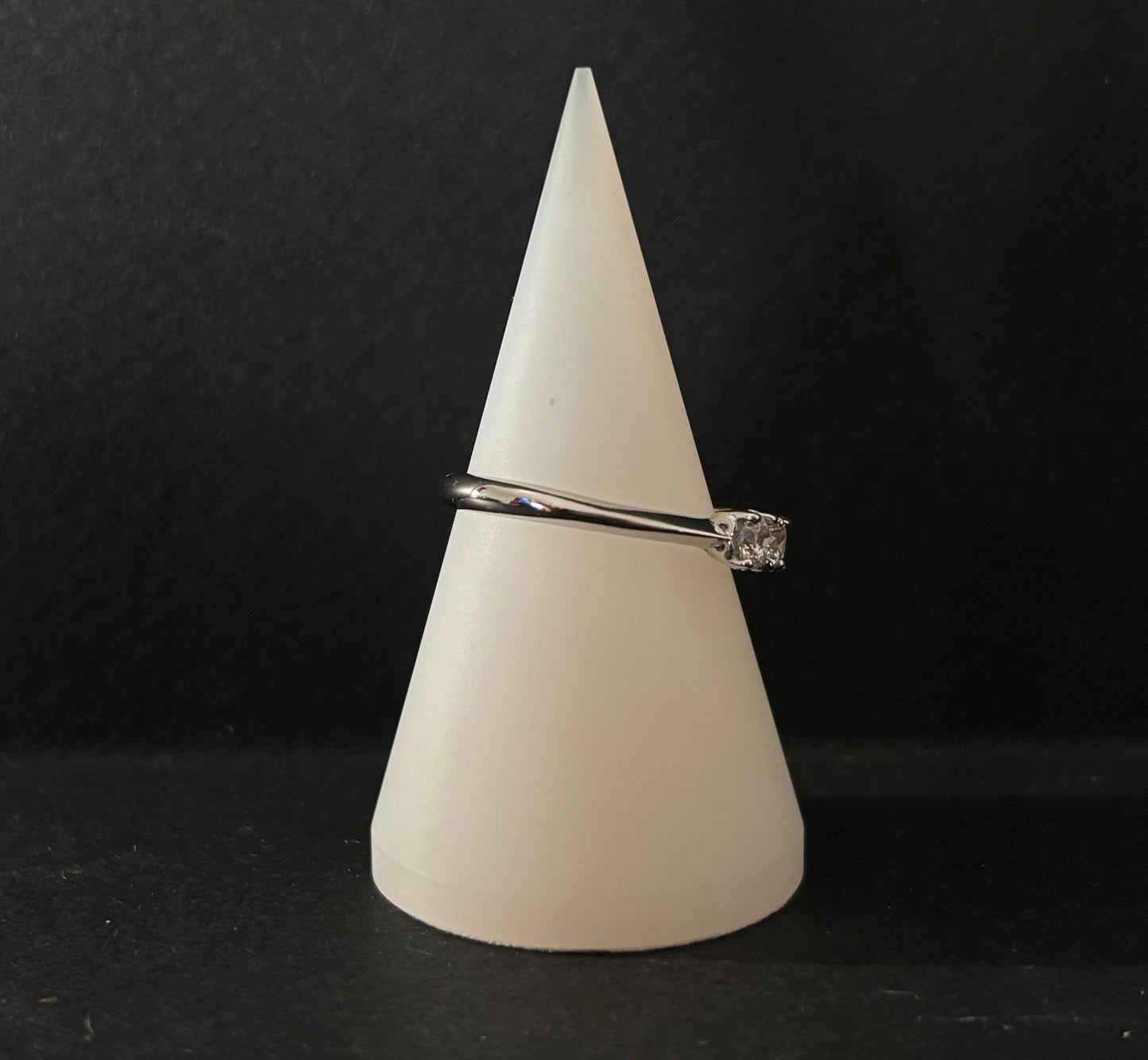 Anello Morfea con zirconi bianchi