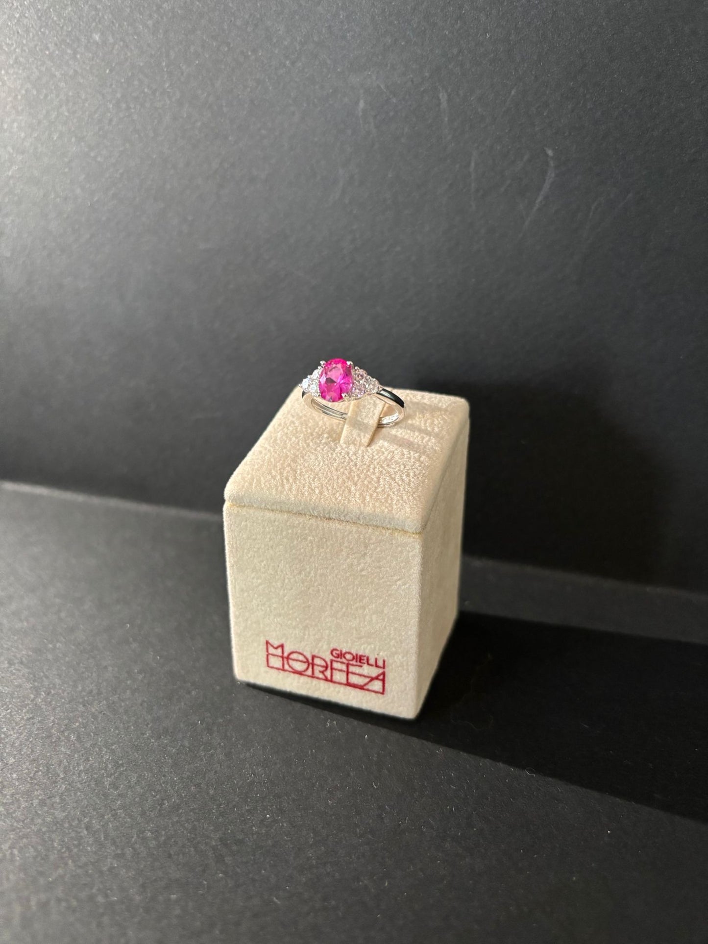 Anello morfea con pietra rosa