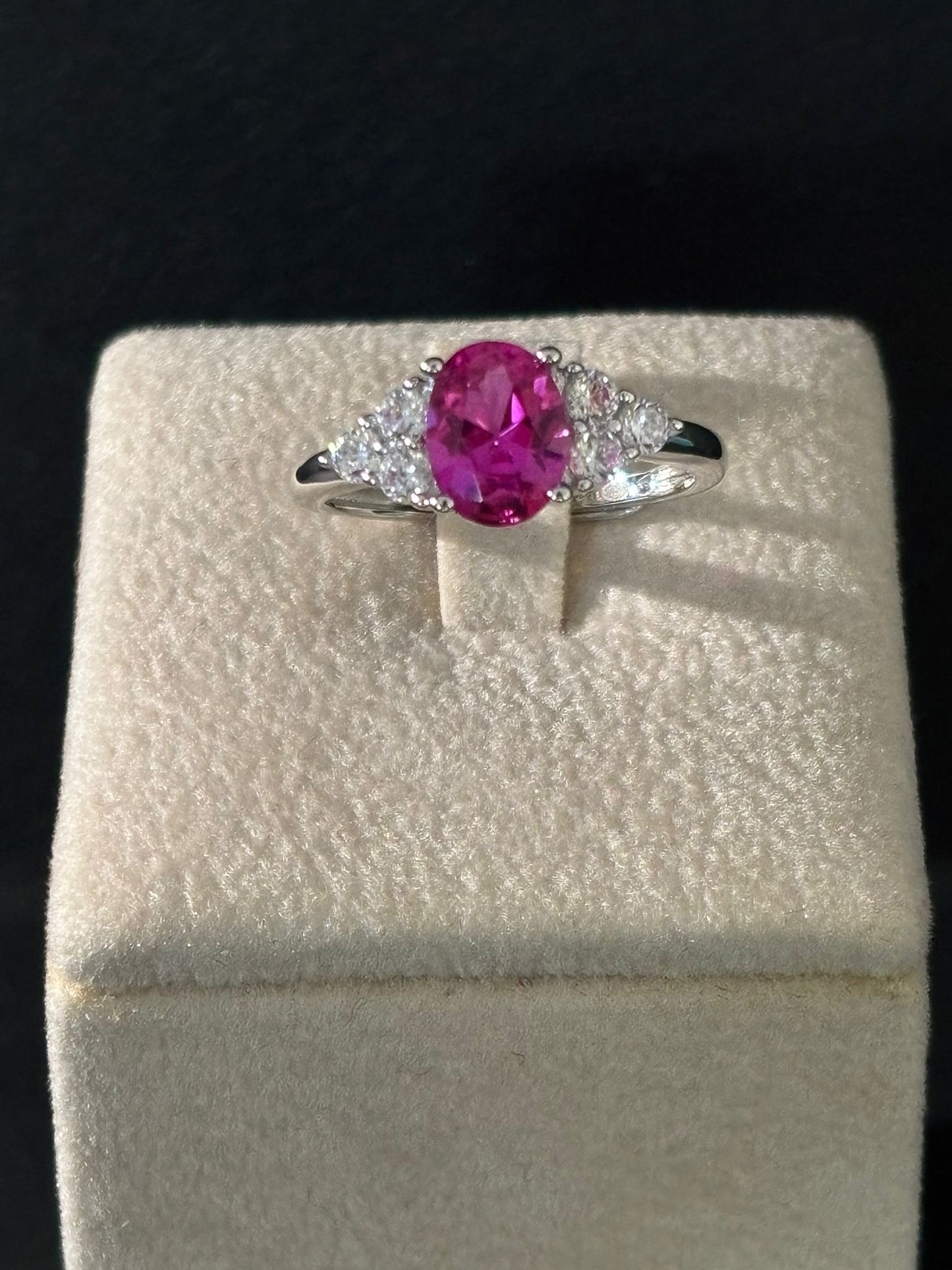 Anello morfea con pietra rosa