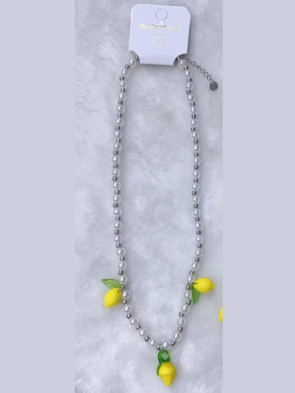 Collana di perle color argento con limoni