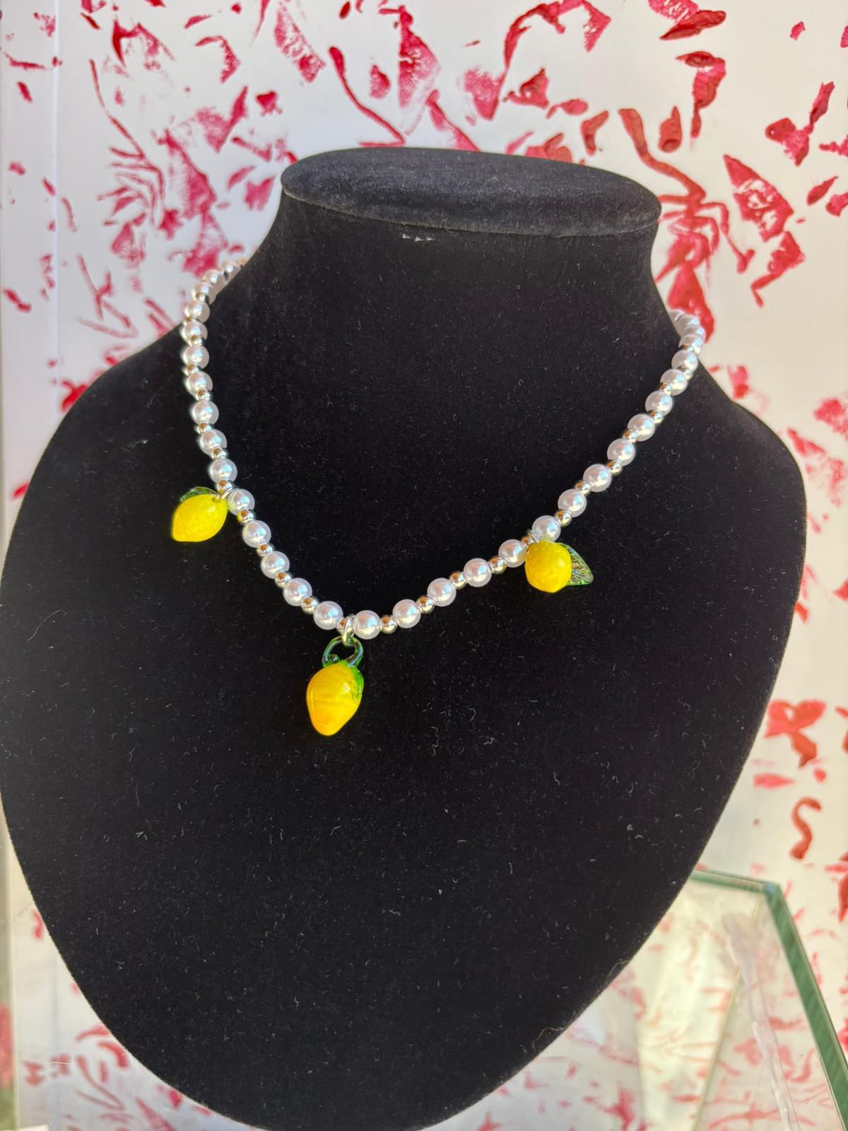Collana di perle color argento con limoni