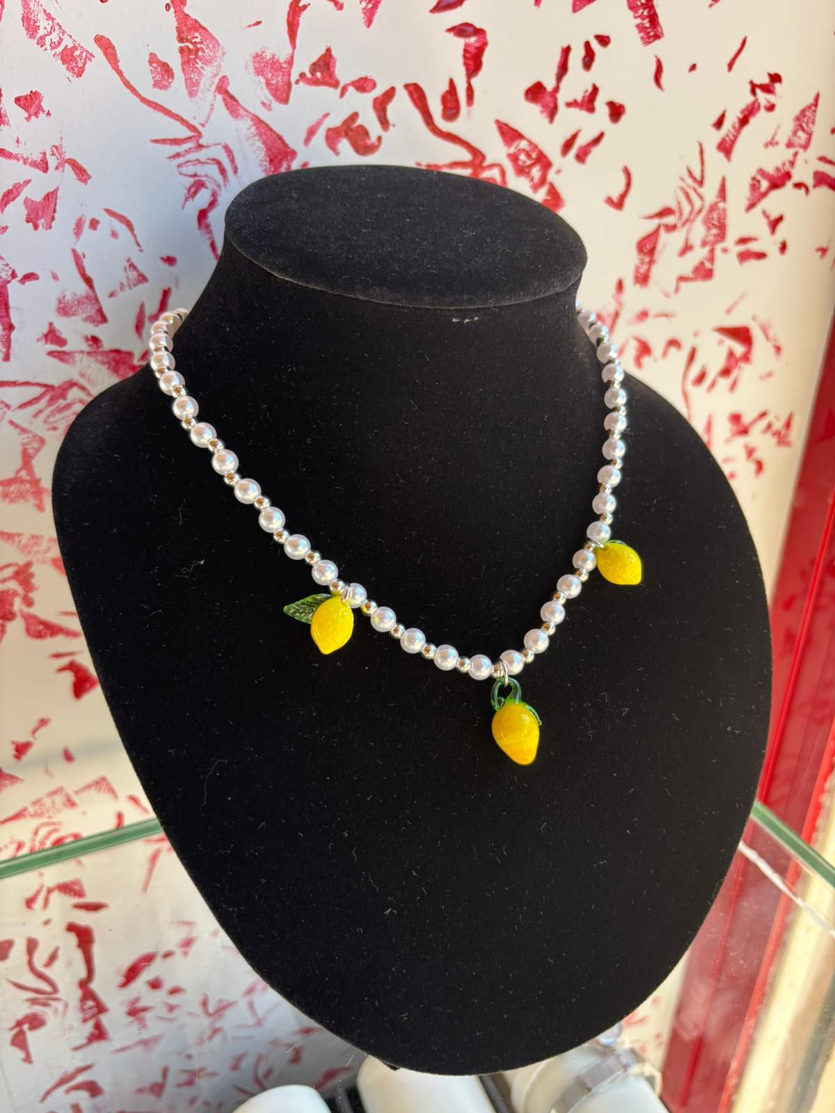 Collana di perle color argento con limoni