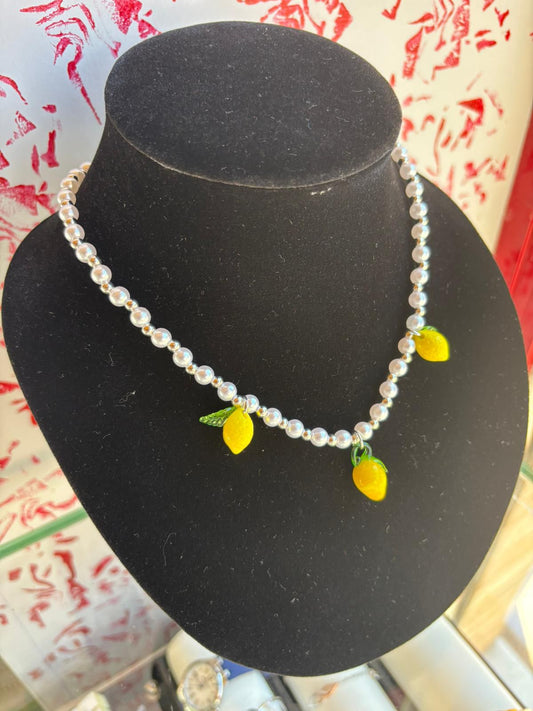 Collana di perle color argento con limoni