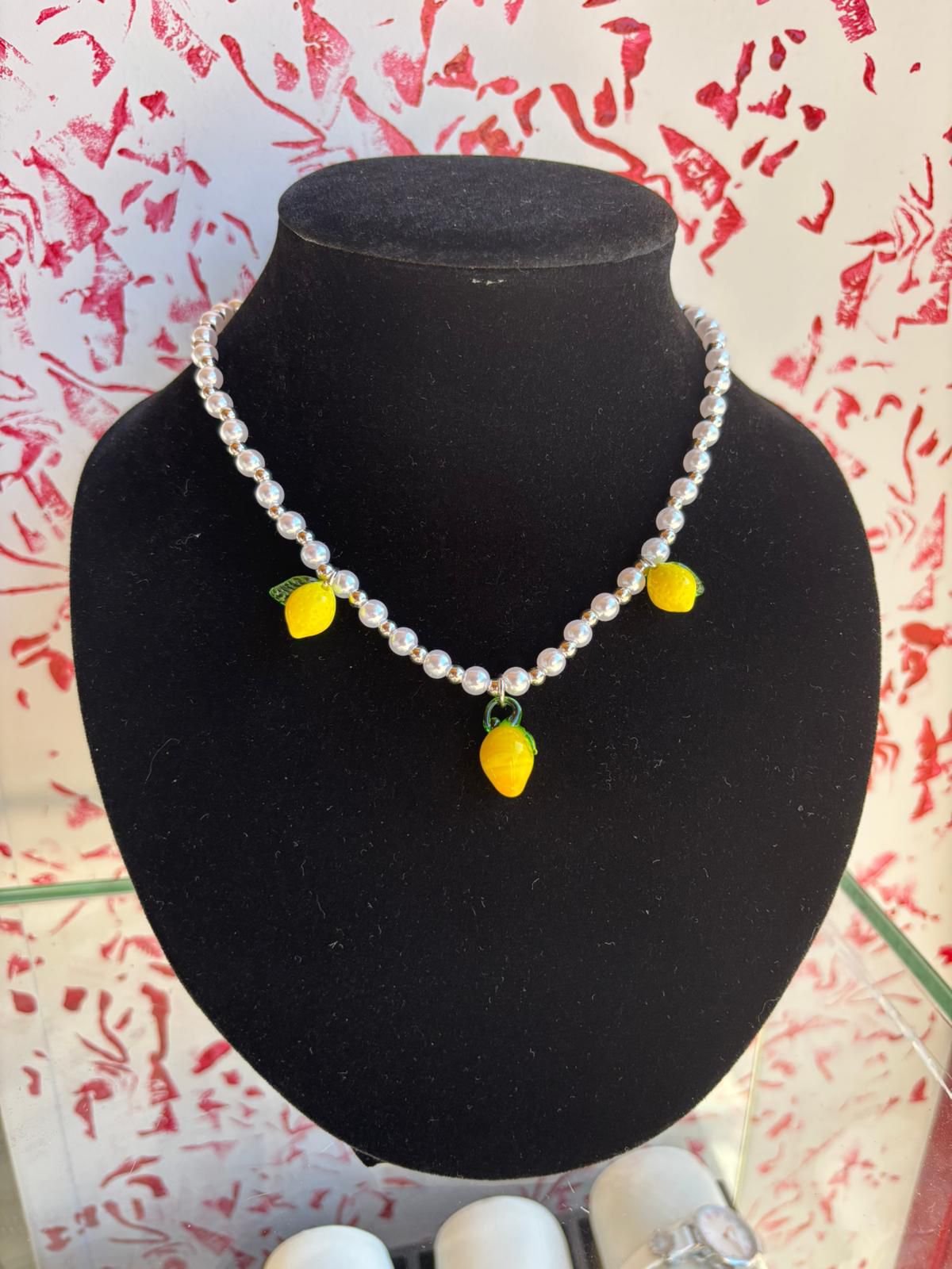 Collana di perle color argento con limoni