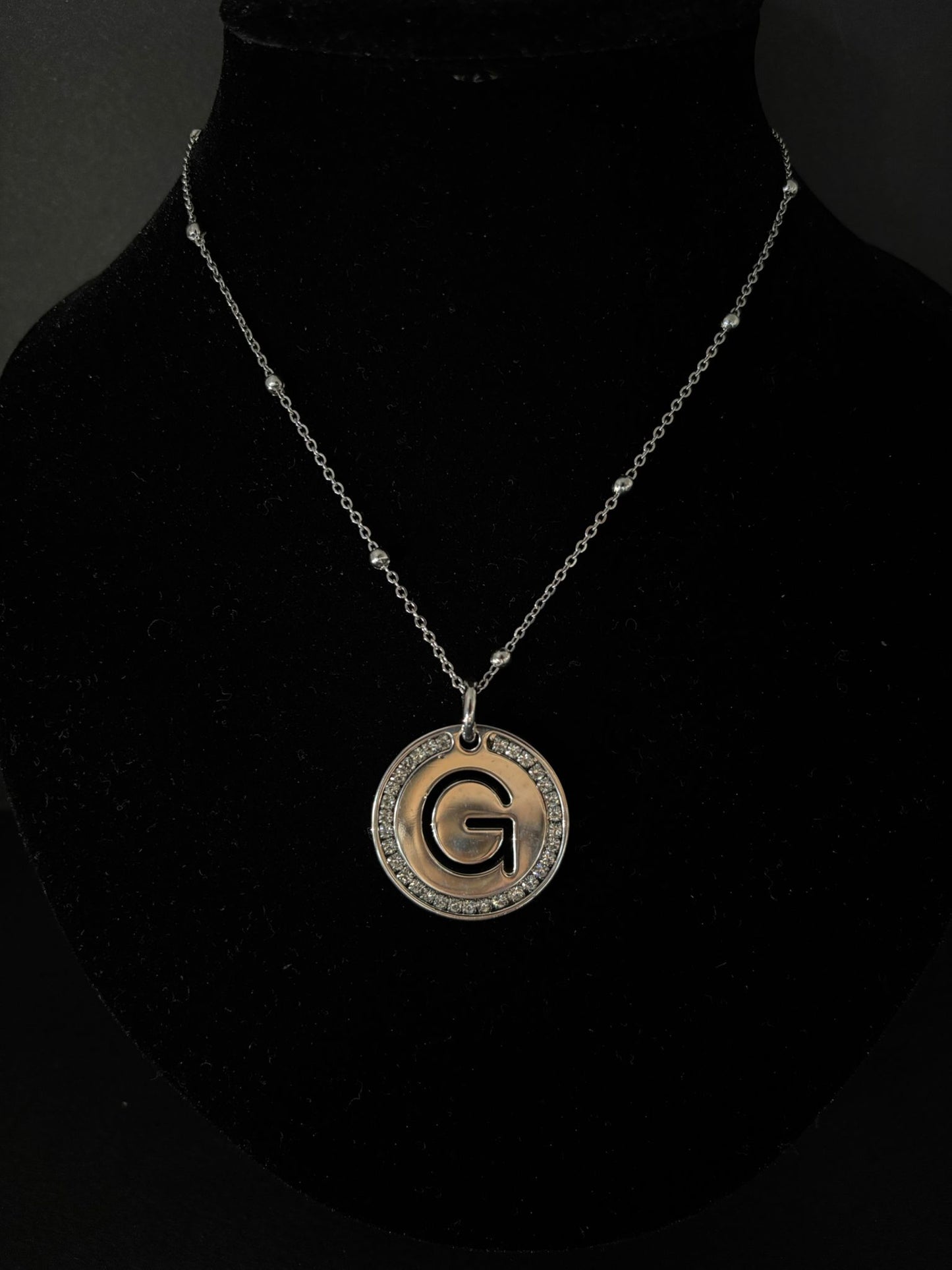 Collana Morfea con ciondolo G e zirconi bianchi