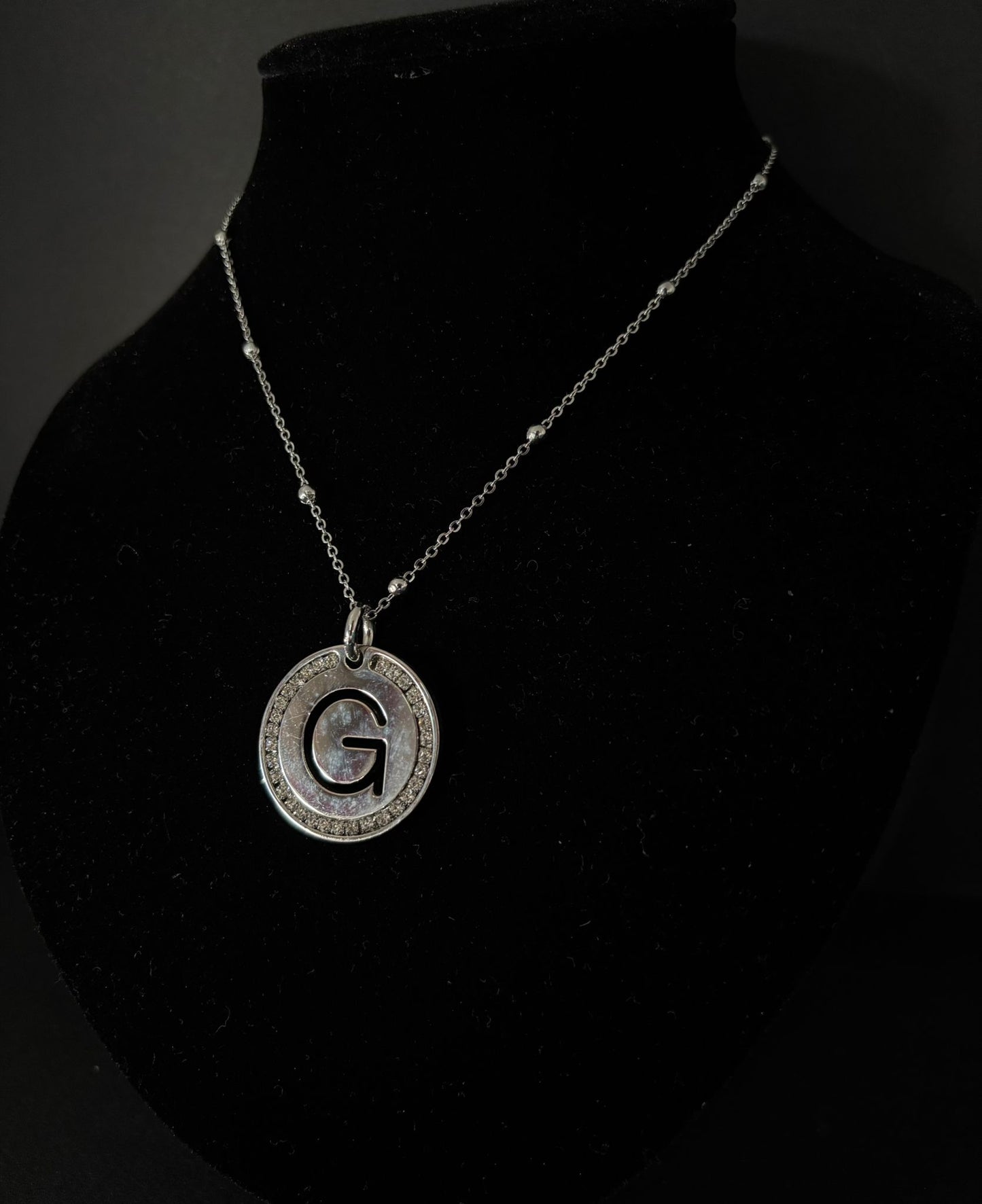 Collana Morfea con ciondolo G e zirconi bianchi