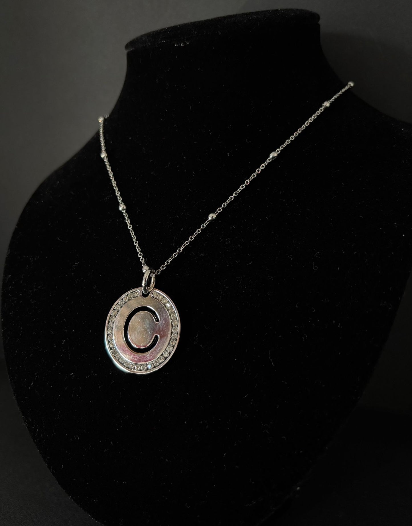 Collana Morfea con ciondolo C e zirconi bianchi