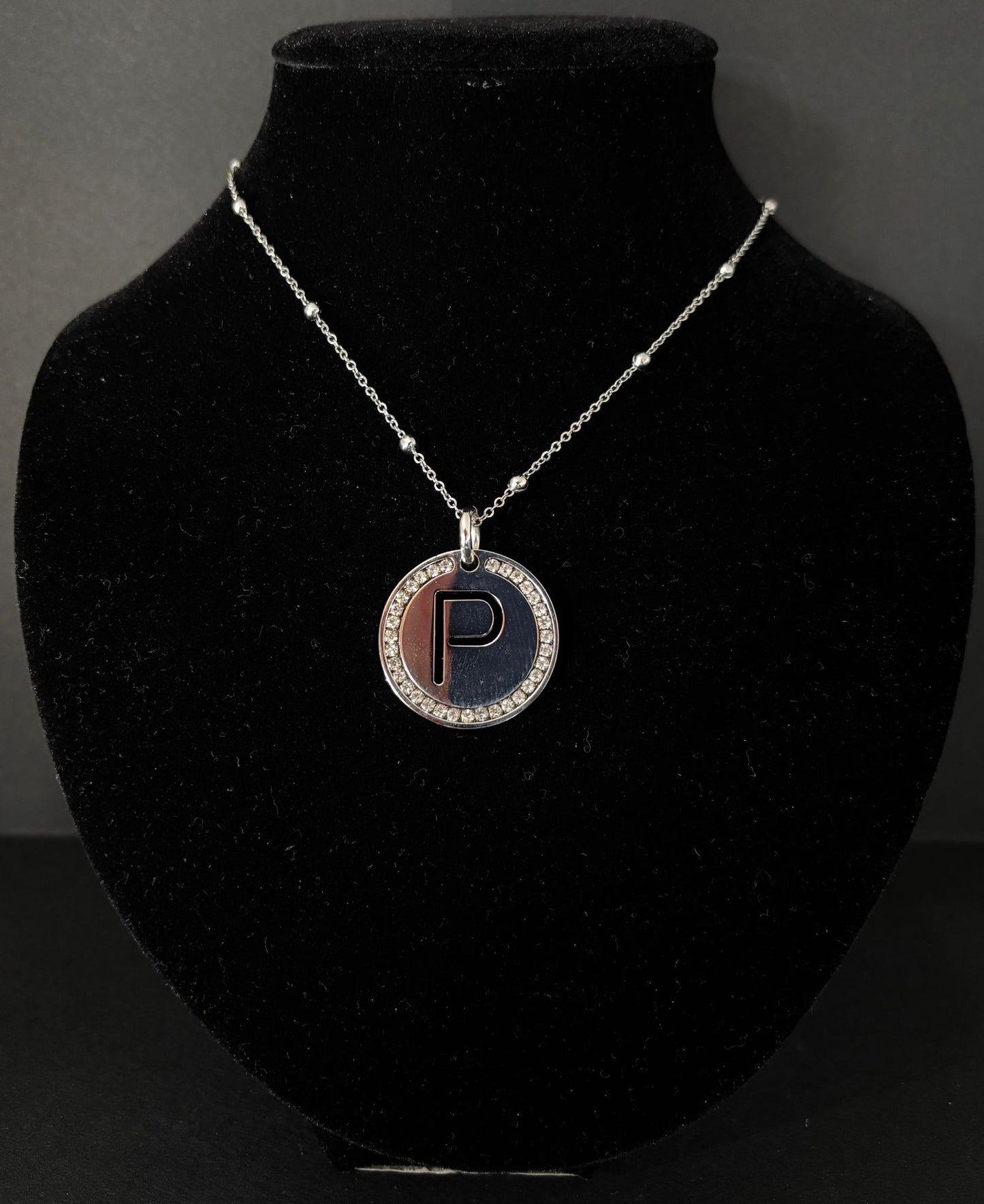 Collana Morfea con ciondolo P e zirconi bianchi