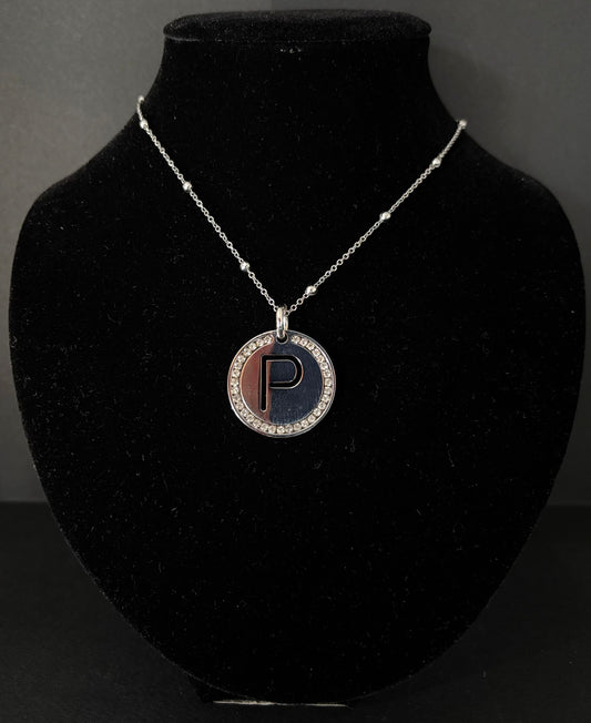 Collana Morfea con ciondolo P e zirconi bianchi