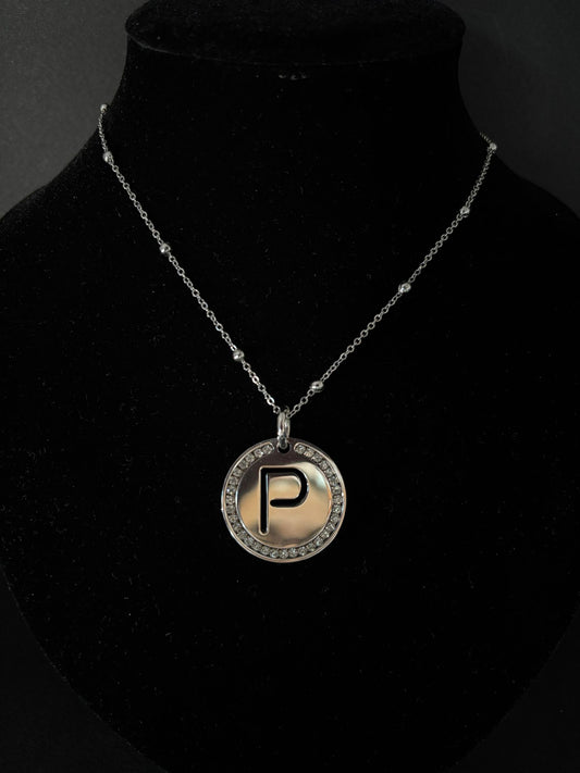 Collana Morfea con ciondolo P e zirconi bianchi