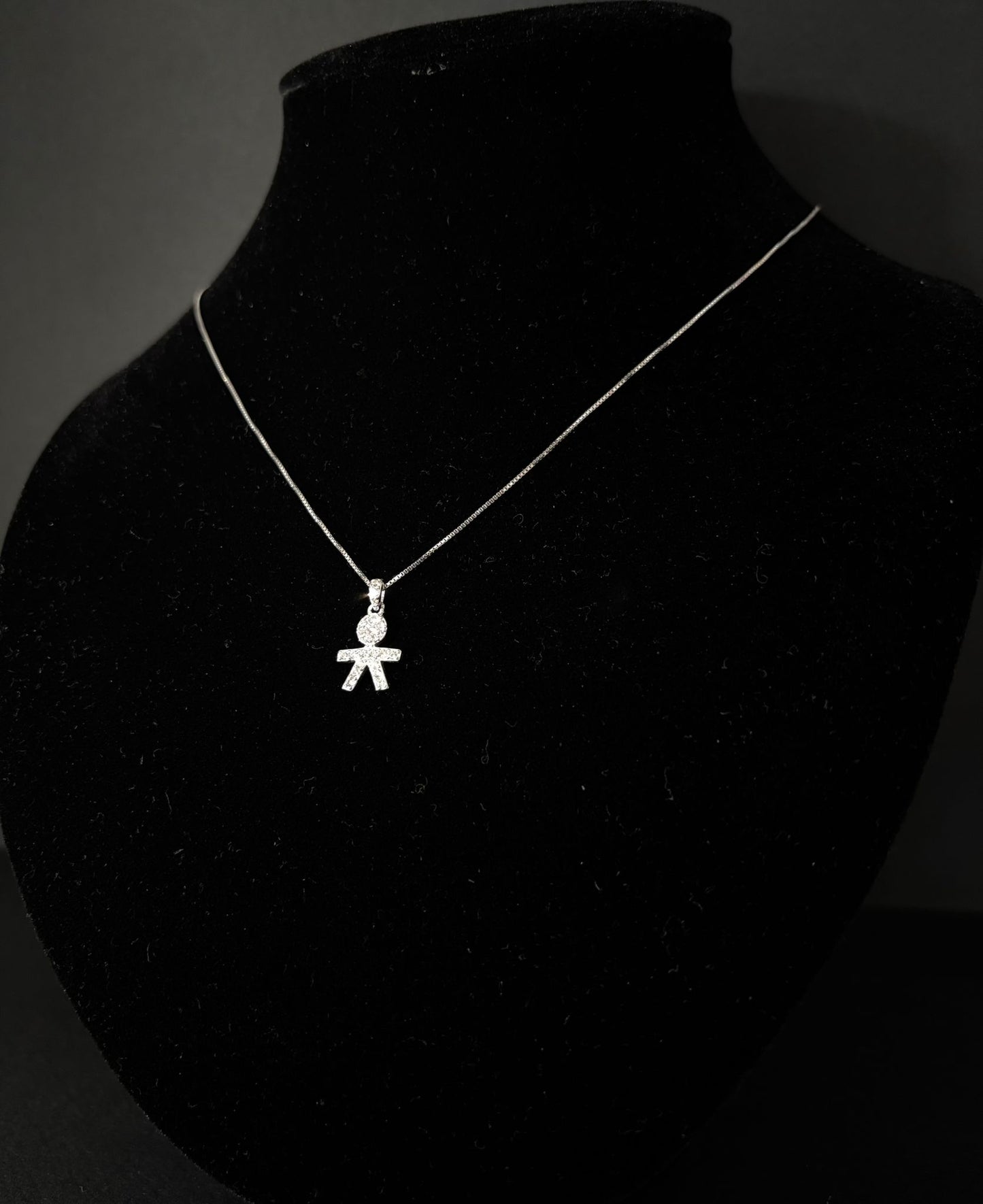 Collana Morfea con ciondolo a forma di bimbo e zirconi bianchi