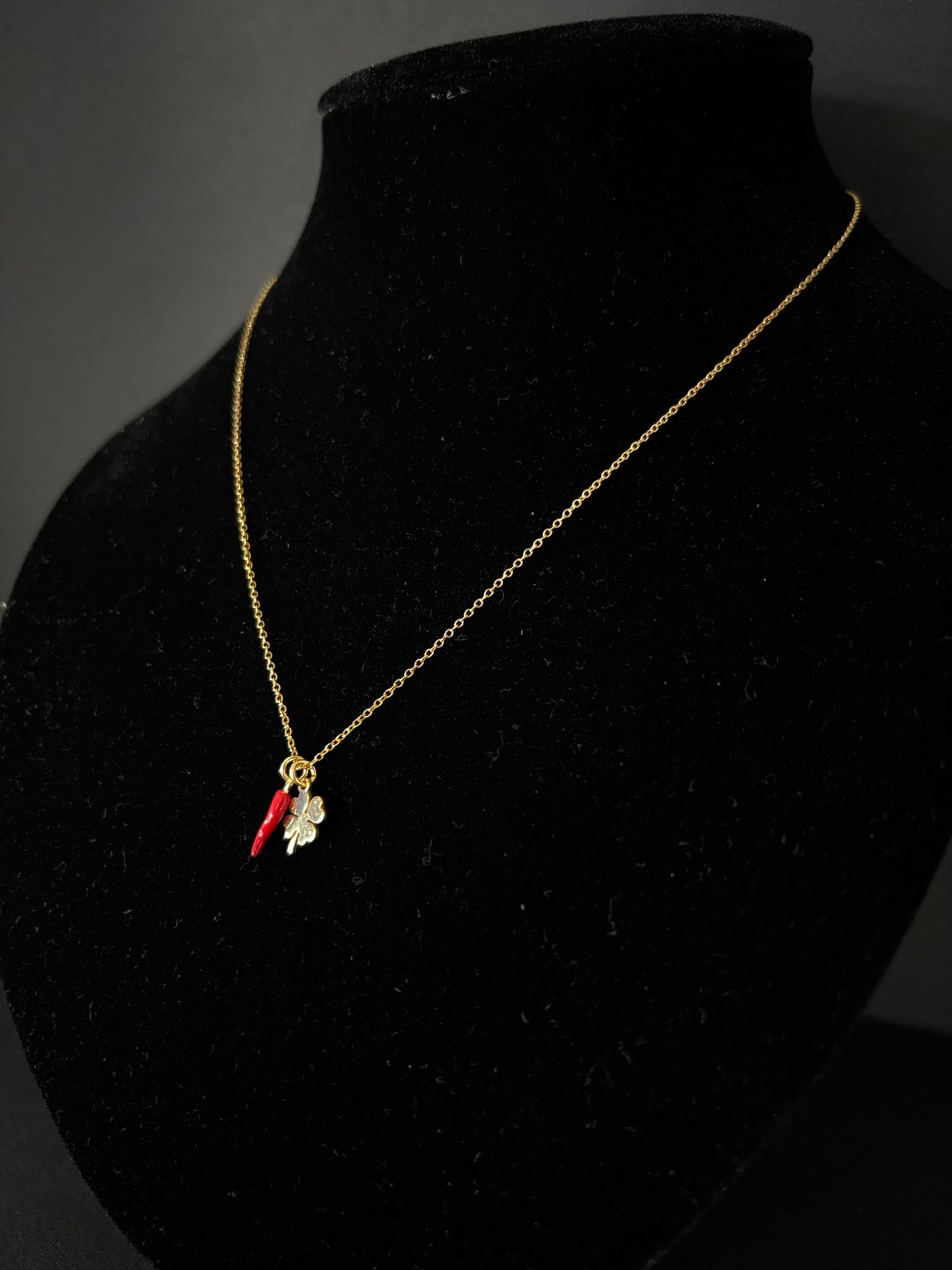 Collana Morfea con corno rosso e quadrifoglio