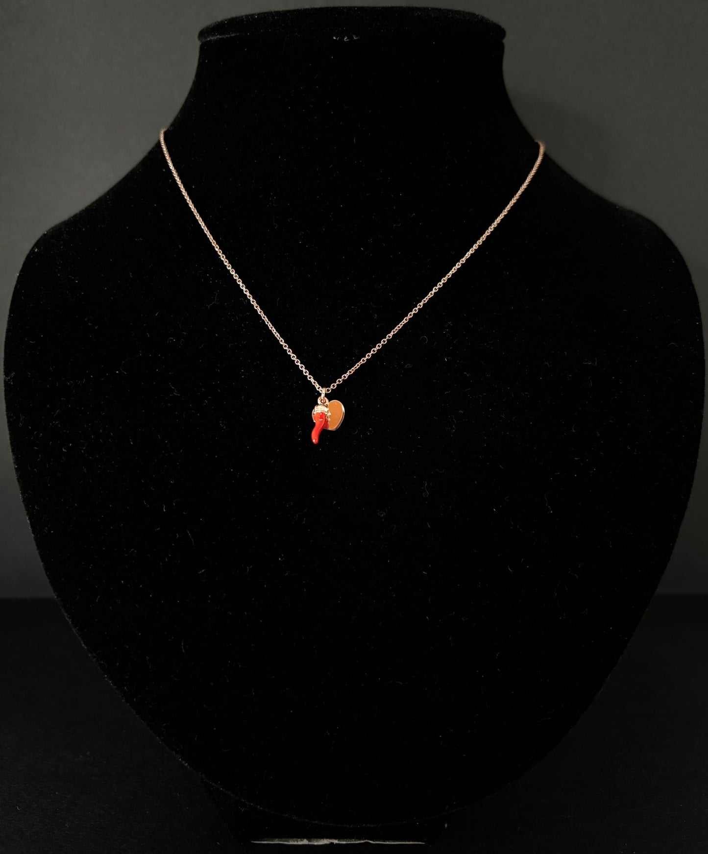Collana Morfea con corno rosso e cuore