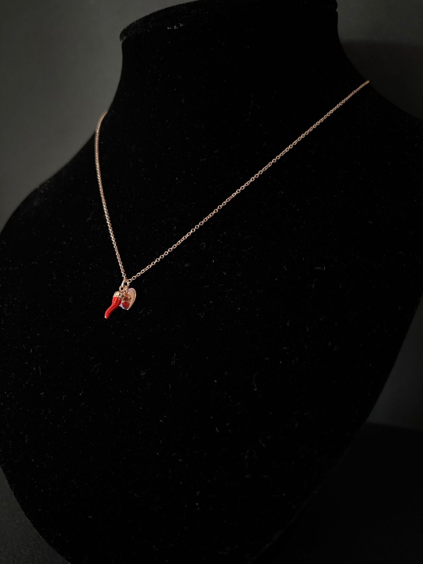 Collana Morfea con corno rosso e cuore
