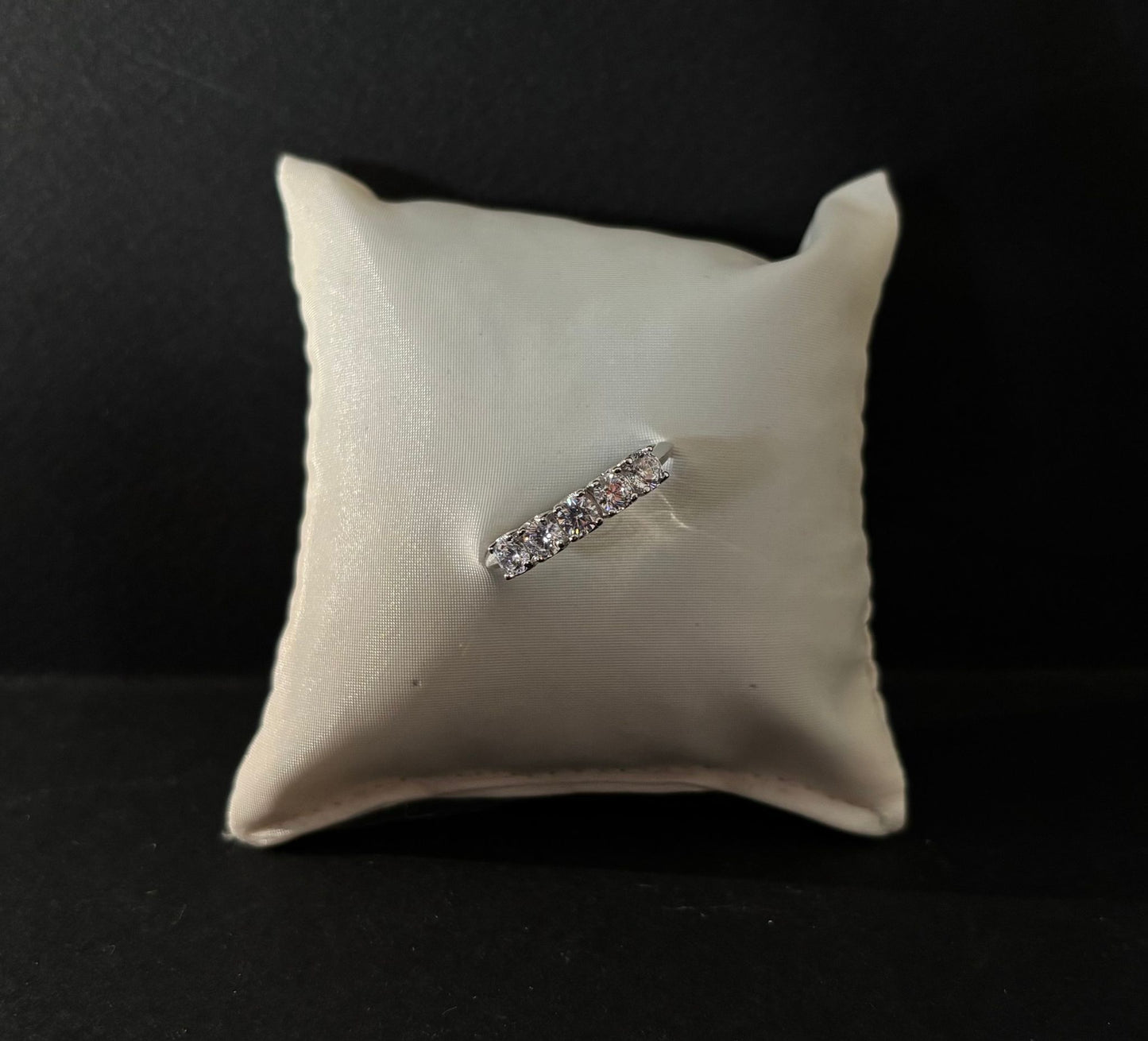 Anello Morfea con zirconi bianchi