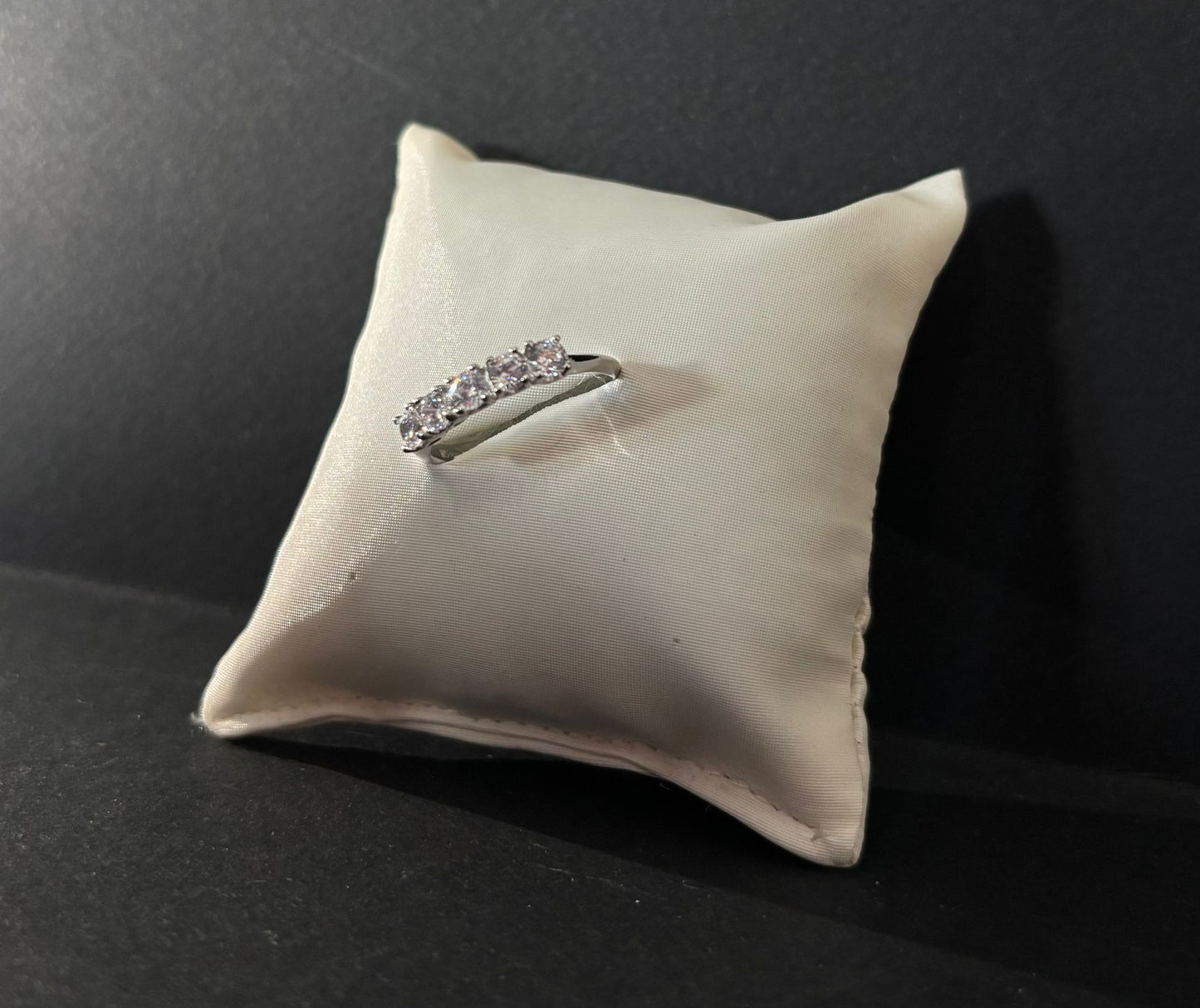 Anello Morfea con zirconi bianchi