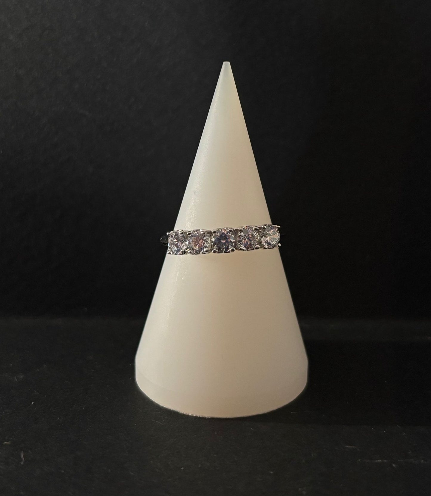 Anello Morfea con zirconi bianchi