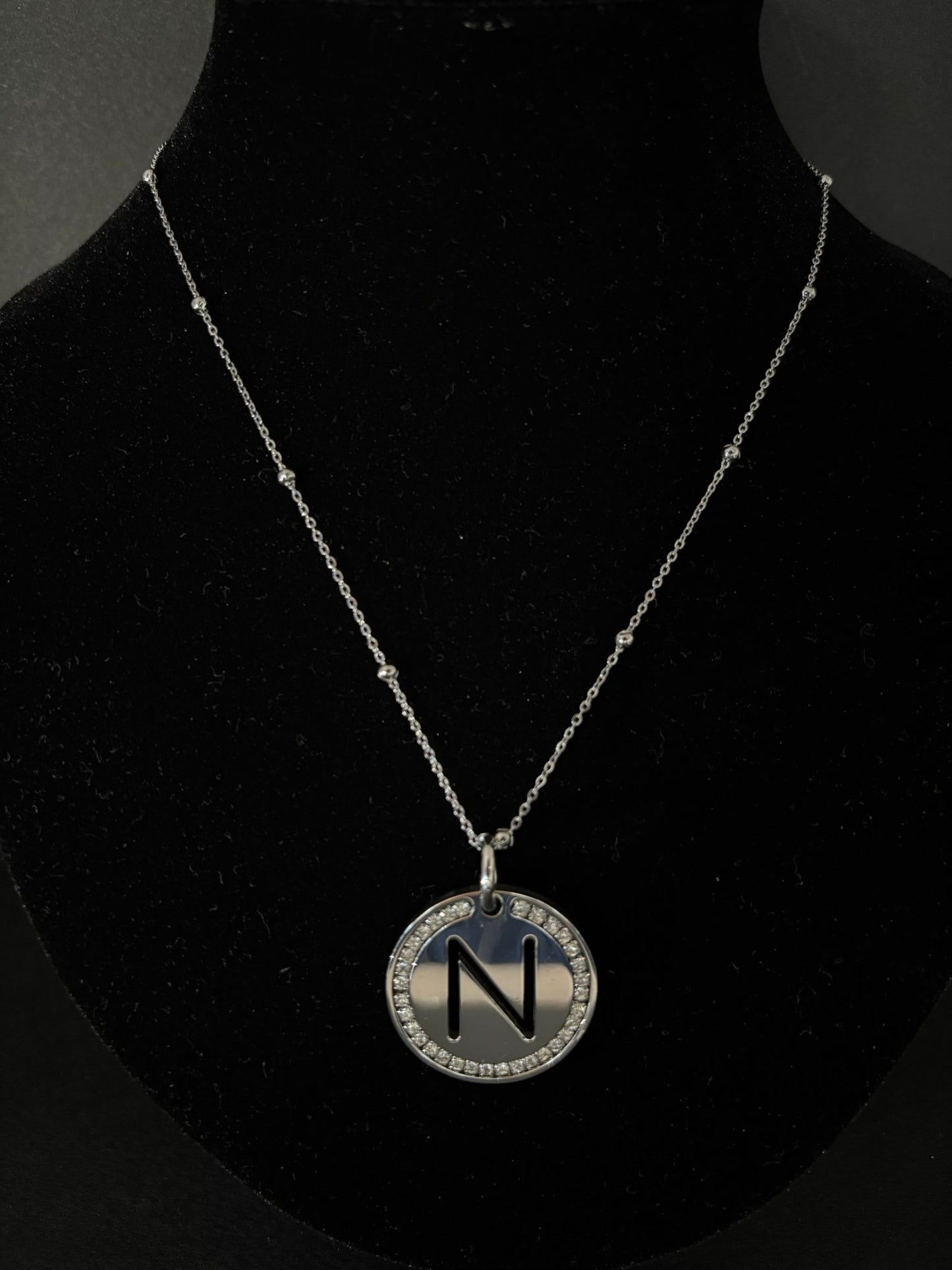 Collana Morfea con ciondolo N e zirconi bianchi